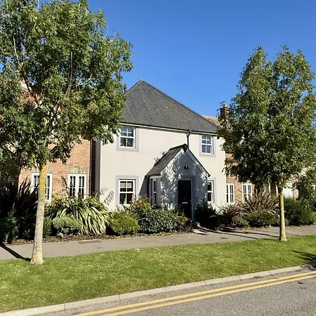 Maris - Part Of The The Bay Village With Pool, Gym And Direct Access, Pub, Restaurant, Tennis And Meadows Walks Holiday home