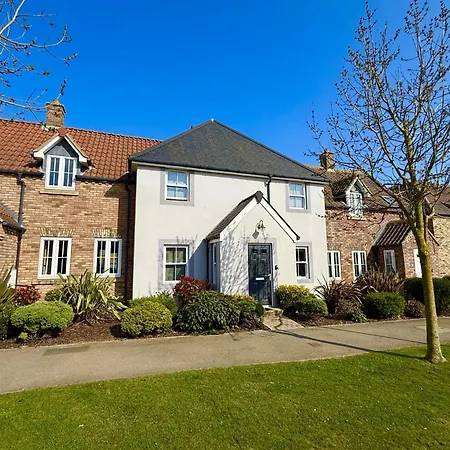 Semesterbostad Maris - Part Of The The Bay Village With Pool, Gym And Direct Access, Pub, Restaurant, Tennis And Meadows Walks *